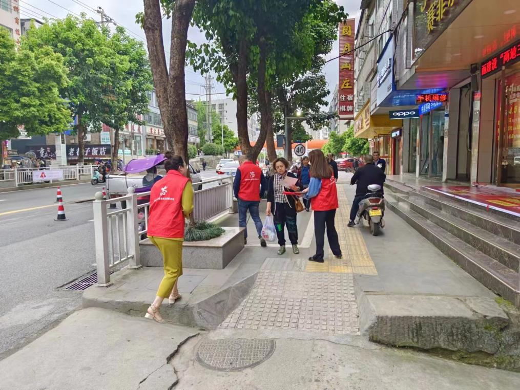 巴中市秦巴農(nóng)業(yè)融資擔保股份有限公司開展“創(chuàng)建文明城市，傳遞文明理念”主題創(chuàng)文宣傳活動